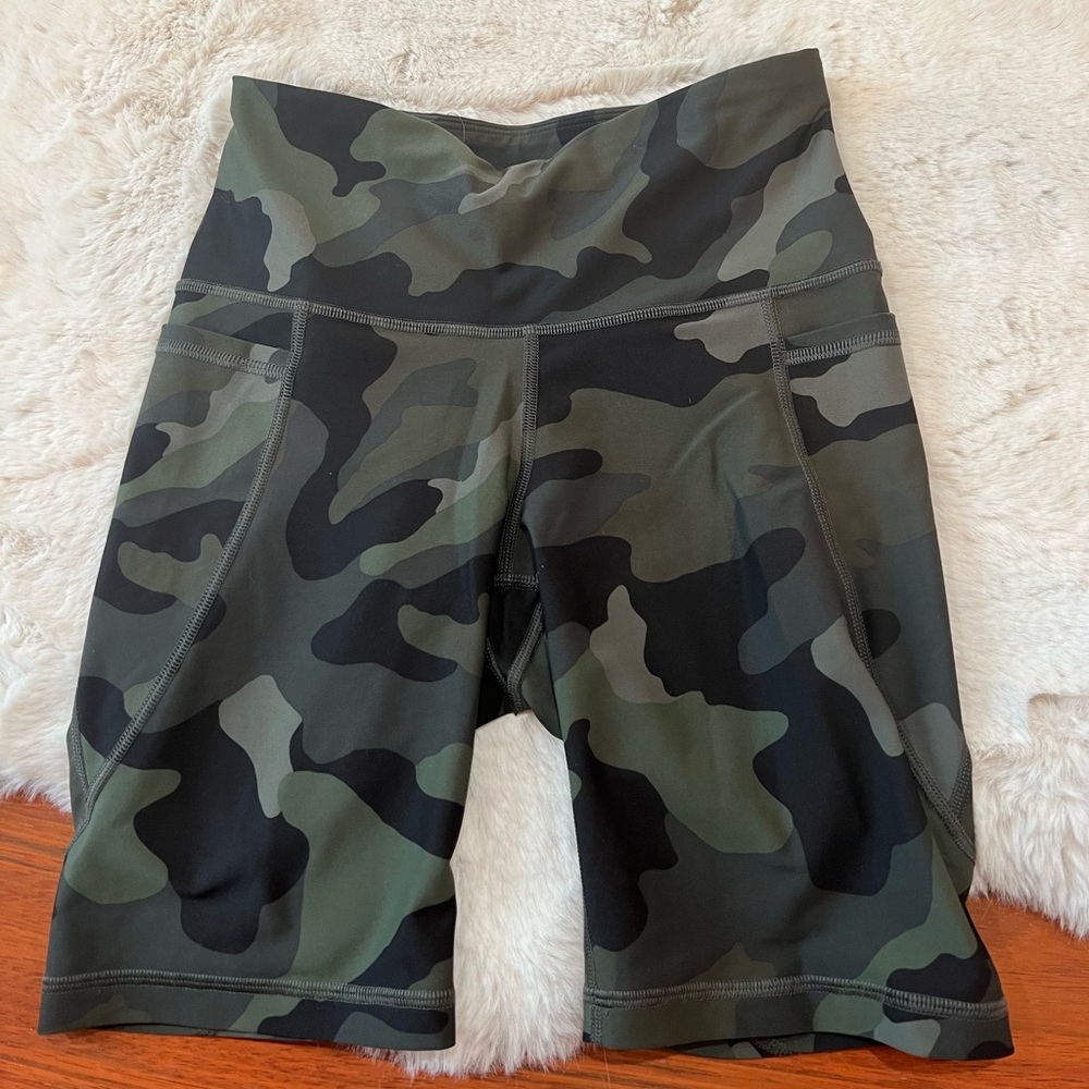 Old Navy Active Camo Biker Shorts Size S